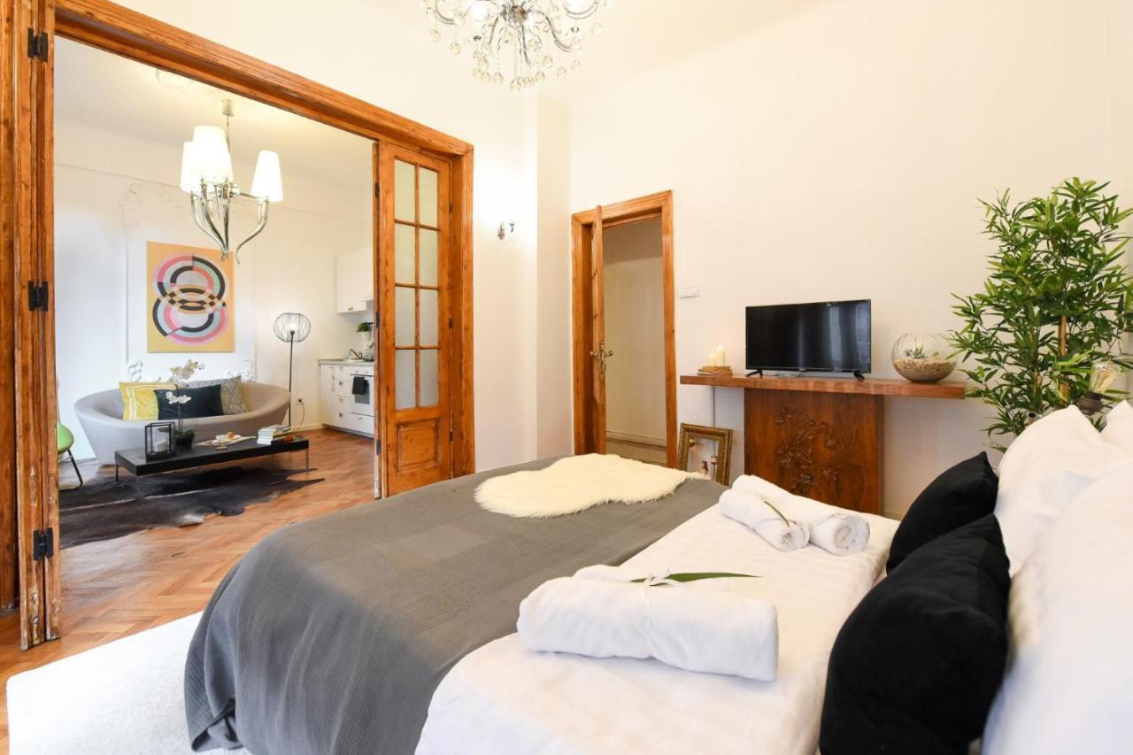 Vintage Elegance, Modern Comfort: 1Br Apartment Overlooking Calea Victoriei Bucarest Extérieur photo