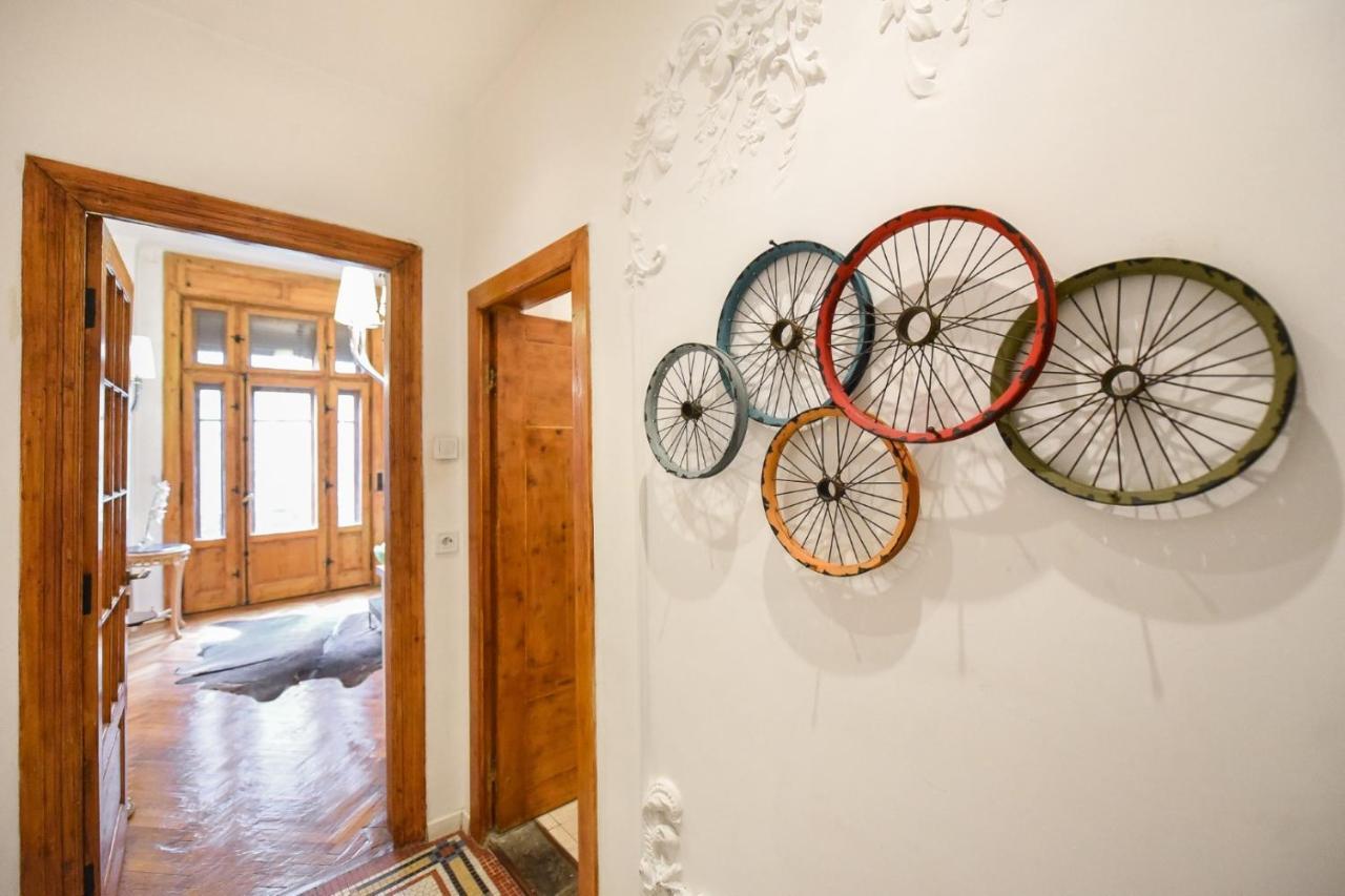 Vintage Elegance, Modern Comfort: 1Br Apartment Overlooking Calea Victoriei Bucarest Extérieur photo