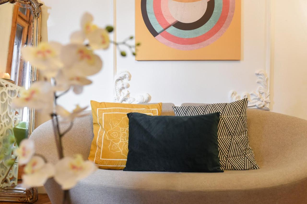 Vintage Elegance, Modern Comfort: 1Br Apartment Overlooking Calea Victoriei Bucarest Extérieur photo