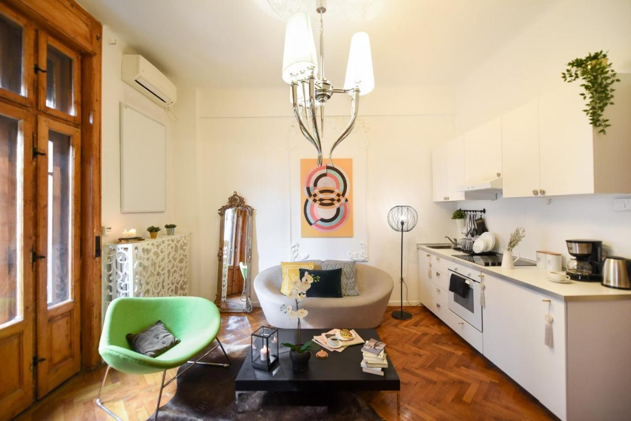 Vintage Elegance, Modern Comfort: 1Br Apartment Overlooking Calea Victoriei Bucarest Extérieur photo
