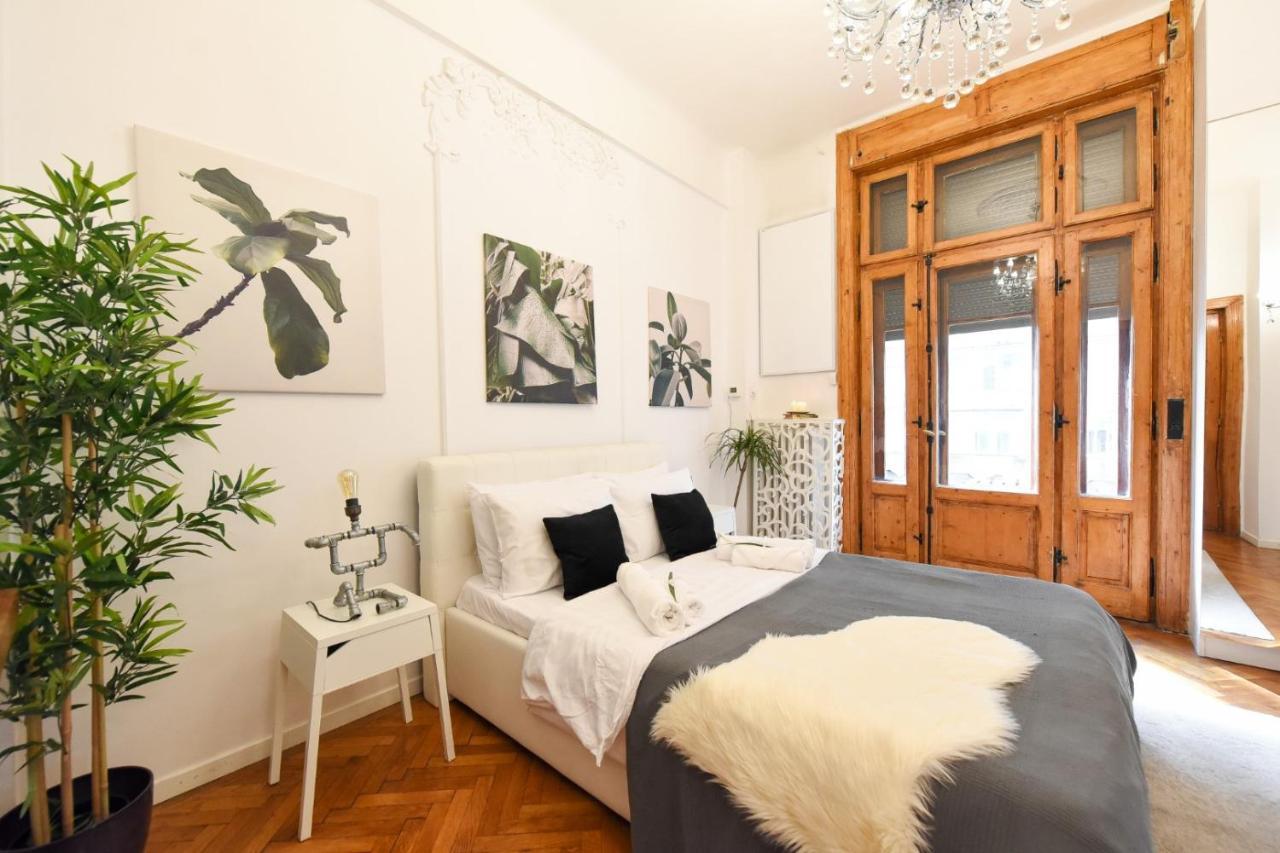 Vintage Elegance, Modern Comfort: 1Br Apartment Overlooking Calea Victoriei Bucarest Extérieur photo