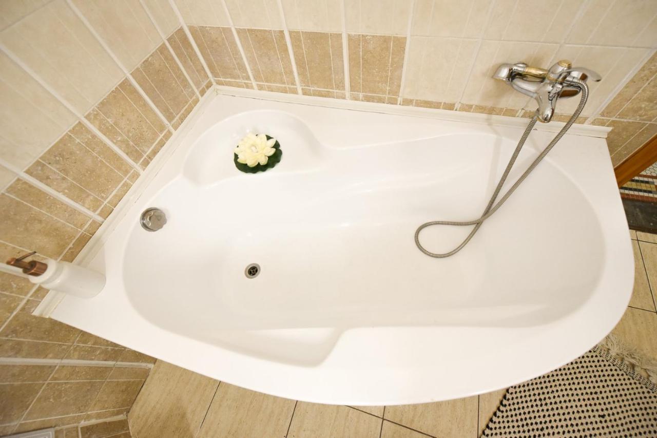 Vintage Elegance, Modern Comfort: 1Br Apartment Overlooking Calea Victoriei Bucarest Extérieur photo