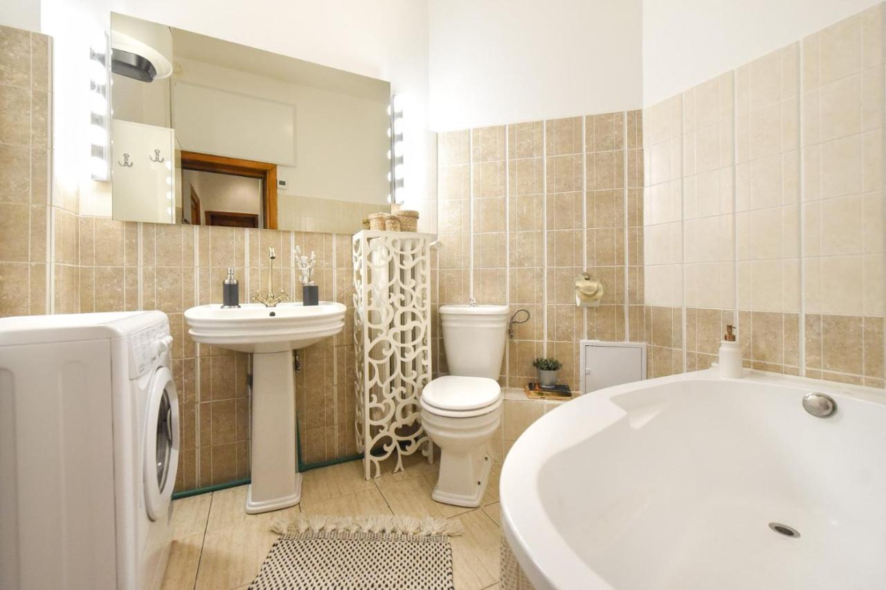 Vintage Elegance, Modern Comfort: 1Br Apartment Overlooking Calea Victoriei Bucarest Extérieur photo