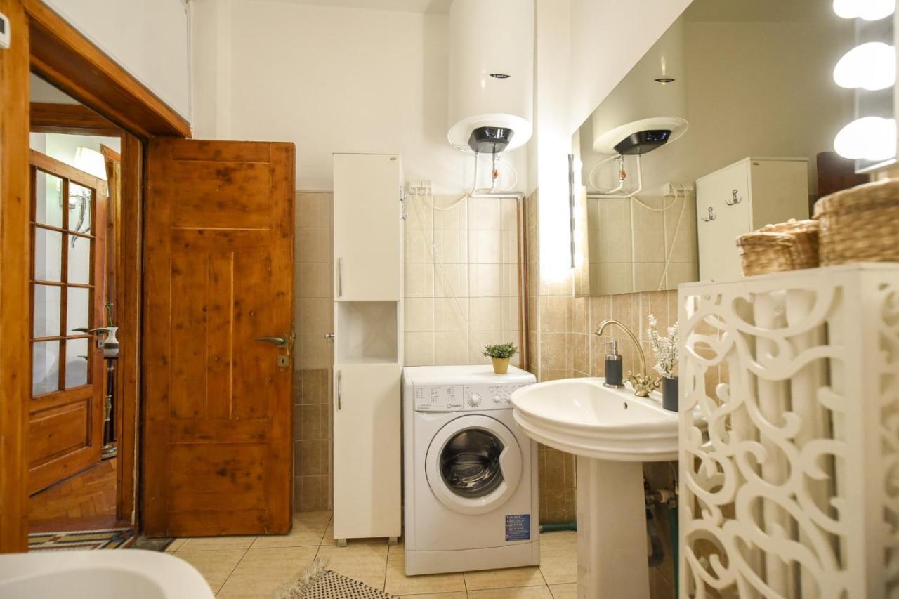 Vintage Elegance, Modern Comfort: 1Br Apartment Overlooking Calea Victoriei Bucarest Extérieur photo